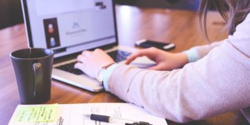 La solitudine dell'imprenditore: come la consulenza strategica basata sulla piramide di Maslow può aiutare a superarla
