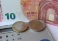 Manovra 2027 imprese: banconote in euro e calcolatrice