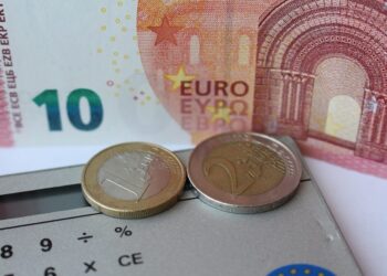 Manovra 2027 imprese: banconote in euro e calcolatrice