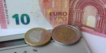Manovra 2027 imprese: banconote in euro e calcolatrice